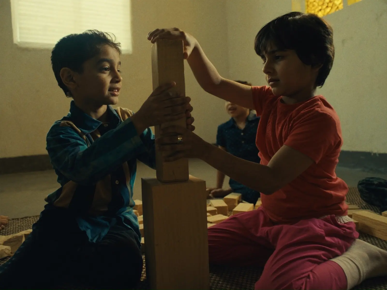 Mil kar lakri ke blocks jortay bachon ka illustrative AI-generated manzar